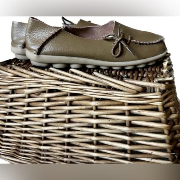 SOCOFY Womens Tan Leather Slip On Moccasin Shoes Size 39 EUC - Picture 2 of 8